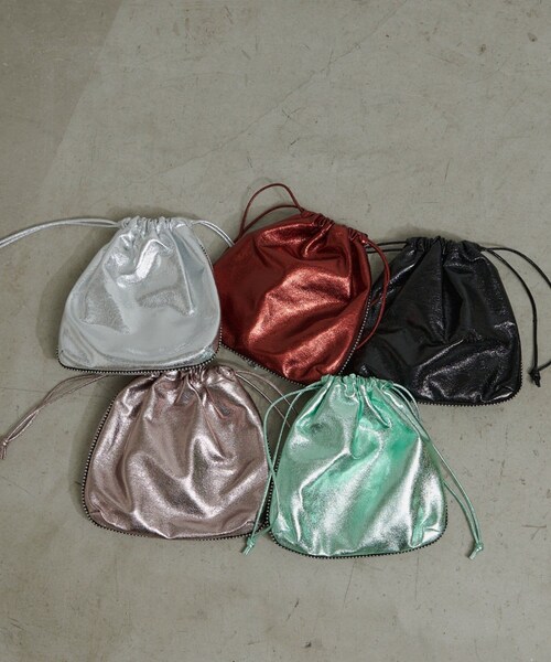 CIAOPANIC TYPY(チャオパニックティピー)の「コードレーンクラッシュメタル巾着BAG(バッグ・レディース・ブラック/シルバー/ミント/グレージュ/レッド・ONE)」の3枚目の写真