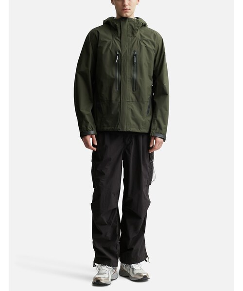 and wander（アンドワンダー）の「2.5L hiker rain jacket