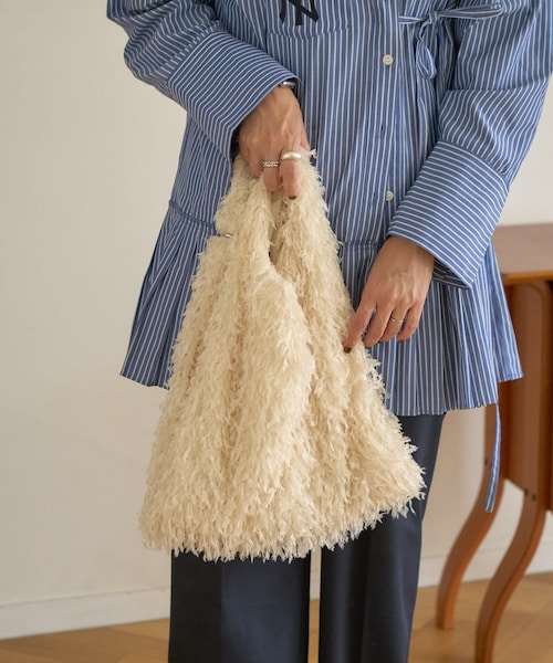 Lattice(Lattice)の「【mikiセレクト】フェザー2WAYバッグ(バッグ・レディース・ブラック/アイボリー/ベージュ/カーキ/グレー・FREE)」の2枚目の写真