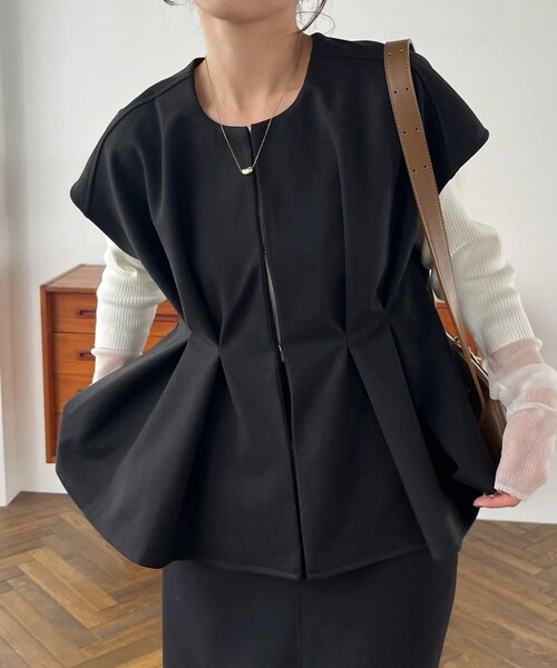 CAPRICIEUX LE'MAGE(カプリシューレマージュ)の「【shio企画】ウエストタックベスト(ジャケット/アウター・レディース・ライトベージュ/ブラック・F)」の2枚目の写真