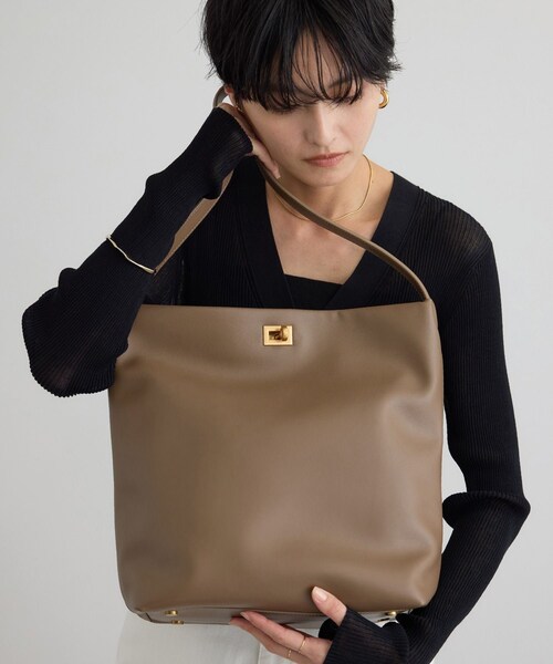 ADAM ET ROPE'（アダムエロペ）の「【WEB限定】【W S（ドゥーブル）】ソフトレザーメタルロックバケットバッグ（ショルダーバッグ・レディース・ブラック/ブラック系/ベージュ系・F）」の10枚目の写真