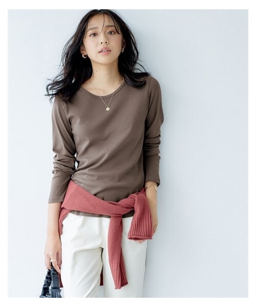 nissen（ニッセン）の「綿100%フライス素材クルーネックロングTシャツ（Tシャツ/カットソー・レディース・黒/オフホワイト/チャコール/ダスティーピンク/ディープグリーン/ワイン/カーキグレー/ライトグレー/ブルー/コーラルピンク/ピスタチオ/ラベンダー/ミントグリーン・S/M/L/LL/3L）」の14枚目の写真