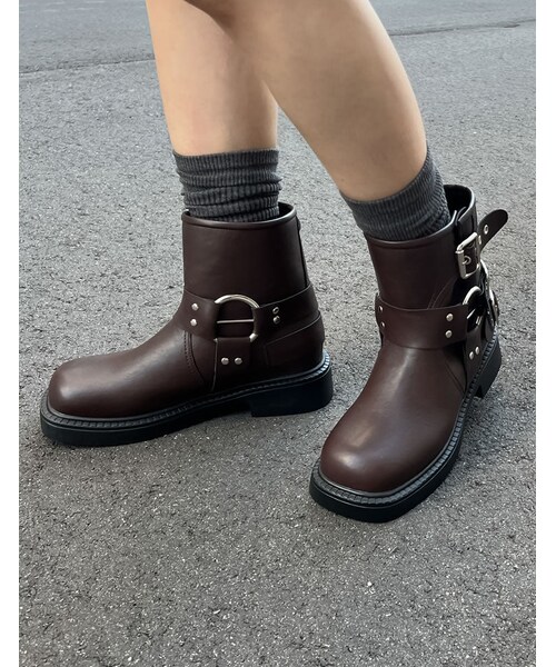 Re:EDIT（リエディ）の「バックルデザインミドルエンジニアブーツ - シューズ通販 | 人気レディースファッション - Re:EDIT（リエディ）（その他・レディース・ブラック/ブラウン・S(23.0cm相当)/M(23.5cm相当)/L(24.0cm相当)/LL(24.5cm相当)）」の5枚目の写真