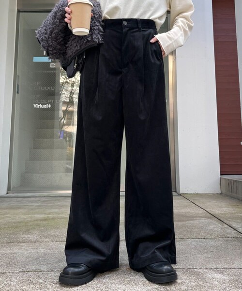 CIAOPANIC TYPY（チャオパニックティピー）の「きれいめ細コーデュロイワイドタックパンツ（パンツ・レディース・サックスブルー/ライトグレー/ブラック・S/M）」の2枚目の写真