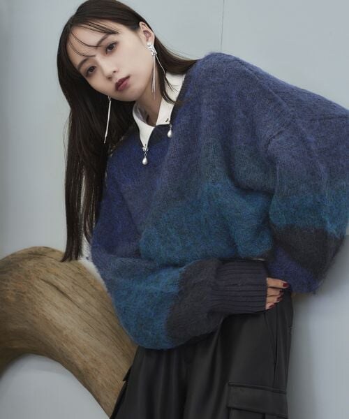 HARE（ハレ）の「グラデーションルーズニット（トップス・ブラック09/レッド35/ブルー85・FREE）」の2枚目の写真