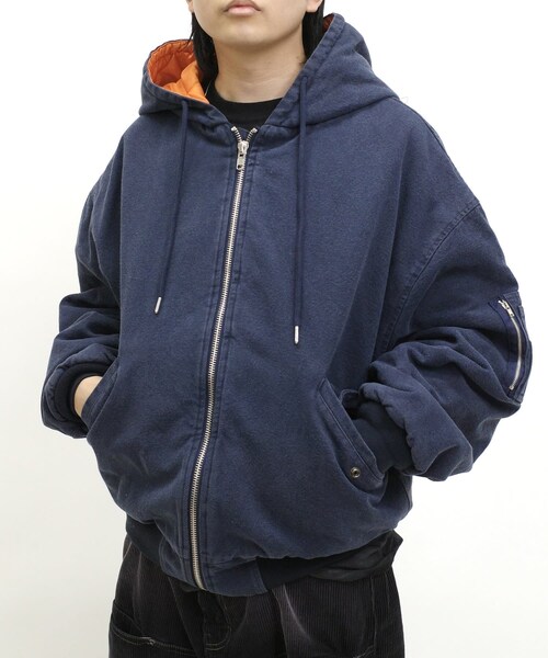 WHO'S WHO gallery（フーズフーギャラリー）の「【UNISEX/ユニセックス】KOOKY'N フードダックMA1（マウンテンパーカー・レディース・ブラック/ネイビー・L）」の2枚目の写真