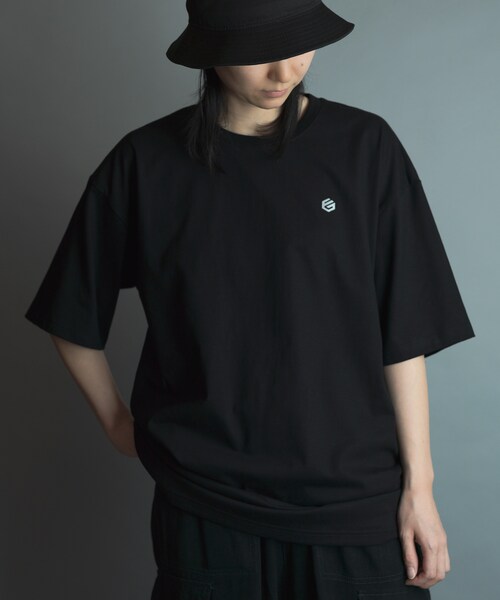 FUNGO TOKYO(ファンゴトウキョウ)の「LOWER LOGO バックプリント半袖Tシャツ(Tシャツ/カットソー・レディース・ホワイト/ブラック/グレー/レッド・S/M/L/XL)」の4枚目の写真