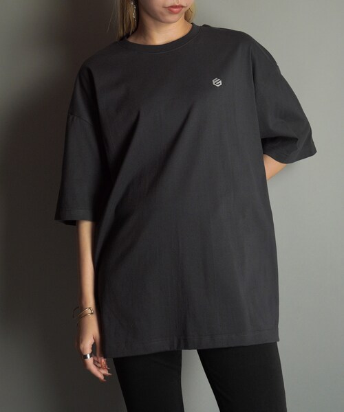 FUNGO TOKYO(ファンゴトウキョウ)の「LOWER LOGO バックプリント半袖Tシャツ(Tシャツ/カットソー・レディース・ホワイト/ブラック/グレー/レッド・S/M/L/XL)」の6枚目の写真