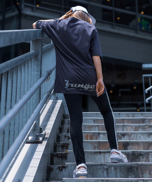 FUNGO TOKYO(ファンゴトウキョウ)の「LOWER LOGO バックプリント半袖Tシャツ(Tシャツ/カットソー・レディース・ホワイト/ブラック/グレー/レッド・S/M/L/XL)」の11枚目の写真