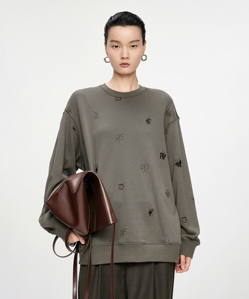 JNBY（ジェーエヌビーワイ）の「3D Butterfly Embroidered Sweatshirt（スウェット・レディース・ブラック/グレー/ホワイト・34/36/38）」の3枚目の写真