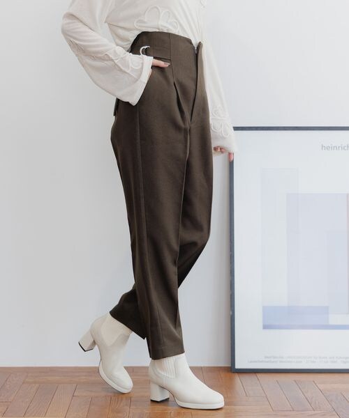 mysty woman（ミスティウーマン）の「Ｗベルトテーパードパンツ（その他・レディース・グレー15/チャコール18/グレージュ51/ダークブラウン58/ブルーグレー82・F）」の3枚目の写真