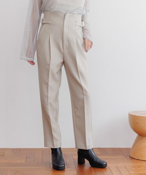 mysty woman（ミスティウーマン）の「Ｗベルトテーパードパンツ（その他・レディース・グレー15/チャコール18/グレージュ51/ダークブラウン58/ブルーグレー82・F）」の2枚目の写真