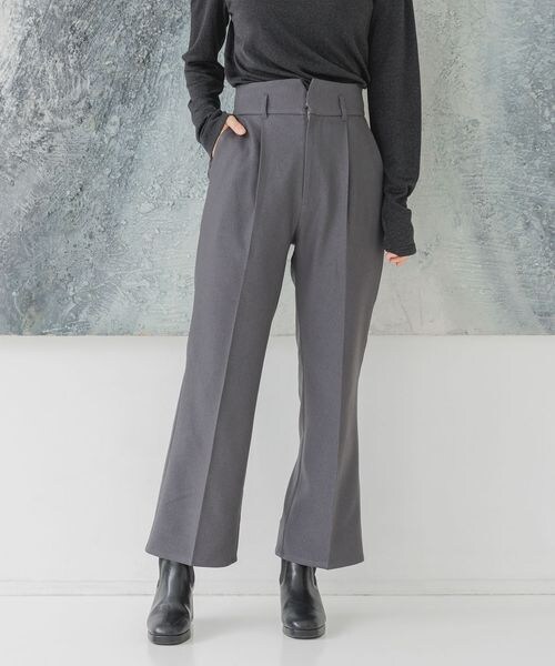 mysty woman(ミスティウーマン)の「センタープレスハイウエストパンツ(その他・レディース・チャコール18/ベージュ52・F)」の1枚目の写真