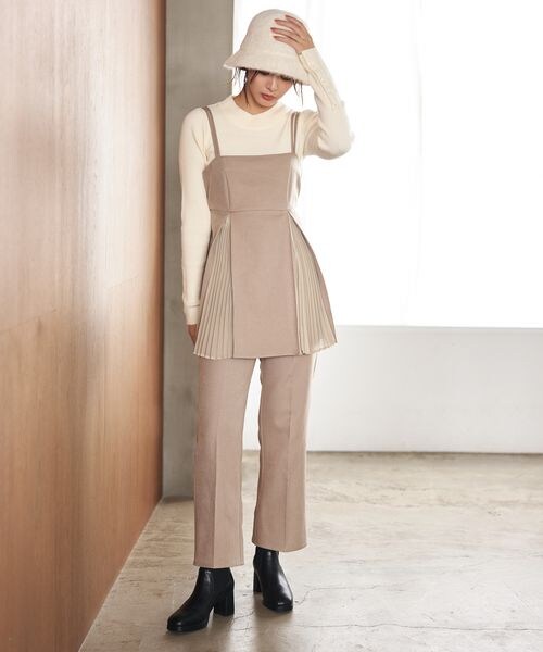 mysty woman(ミスティウーマン)の「センタープレスハイウエストパンツ(その他・レディース・チャコール18/ベージュ52・F)」の2枚目の写真