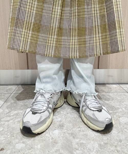 靴下屋(クツシタヤ)の「ラメチュールレギンス10分丈/011850130(レッグウェア・キナリ04/シルバーグレー10/クロ12/ミント70・M(22.0-25.0cm))」の4枚目の写真