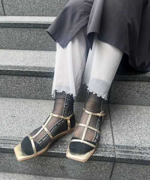 靴下屋(クツシタヤ)の「ラメチュールレギンス10分丈/011850130(レッグウェア・キナリ04/シルバーグレー10/クロ12/ミント70・M(22.0-25.0cm))」の2枚目の写真