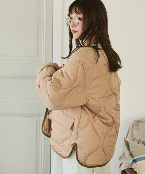 Crisp（クリスプ）の「カラーパイピングキルティングジャケット[c8R3503]（ノーカラージャケット・レディース・ベージュ/カーキ・FREE）」の2枚目の写真