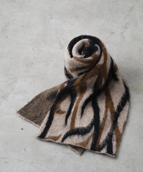 Kastane（カスタネ）の「【WHIMSIC】ジャガードニットマフラー（ファッション雑貨・レディース・パープル/チャコールグレー/ベージュ/ブラウン・F）」の4枚目の写真