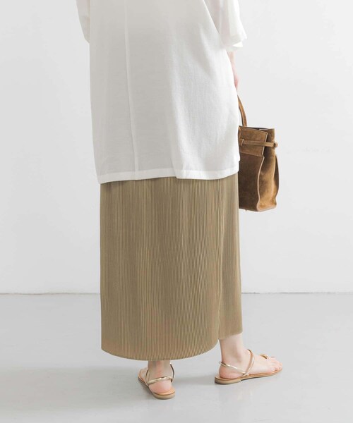 URBAN RESEARCH(アーバンリサーチ)の「サテンプリーツストレートラインスカート(スカート・レディース・BEIGE/KHAKI・FREE)」の8枚目の写真