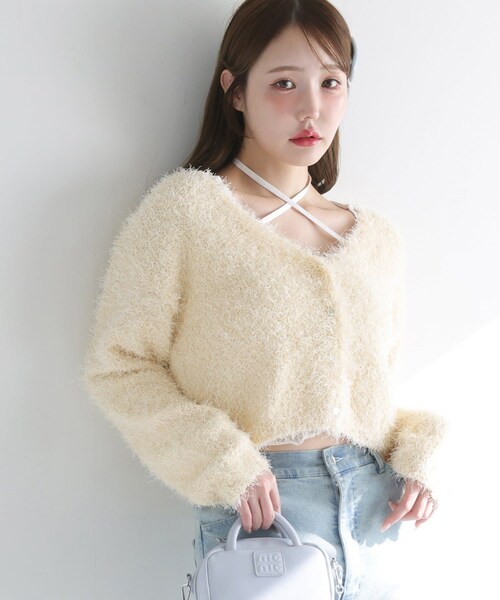 one after another NICE CLAUP（ワンアフターアナザーナイスクラップ）の「ゴールドボタンフェザーショートカーディガン（カーディガン/ボレロ・レディース・ピンク/オフホワイト/イエロー/サックスブルー・FREE）」の4枚目の写真