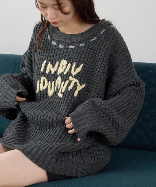 Kastane（カスタネ）の「【12.25(水)12:00発売/数量限定】ハンドステッチロゴニットプルオーバー（ニット/セーター・レディース・アイボリー/チャコールグレー・F）」の2枚目の写真