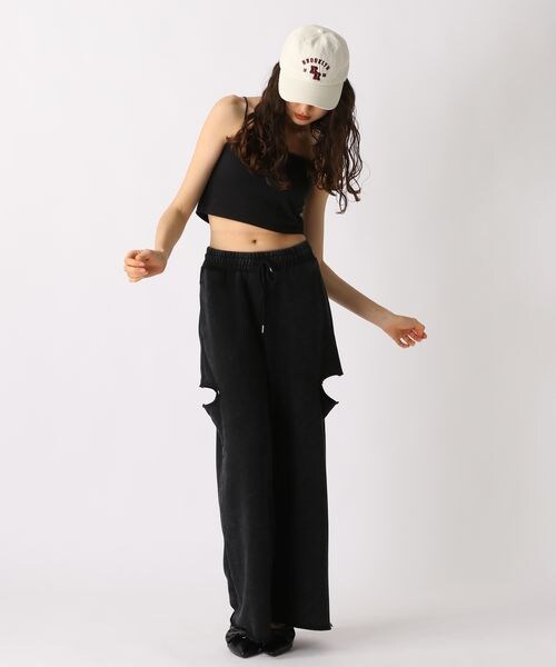 FOREVER 21（フォーエバー トゥエンティーワン）の「カップ付きクロップドキャミ（アンダーウェア・オフホワイト05/ブラック09/ダークブラウン58/ブルー80・S/M/L）」の17枚目の写真