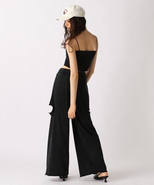 FOREVER 21（フォーエバー トゥエンティーワン）の「カップ付きクロップドキャミ（アンダーウェア・オフホワイト05/ブラック09/ダークブラウン58/ブルー80・S/M/L）」の18枚目の写真