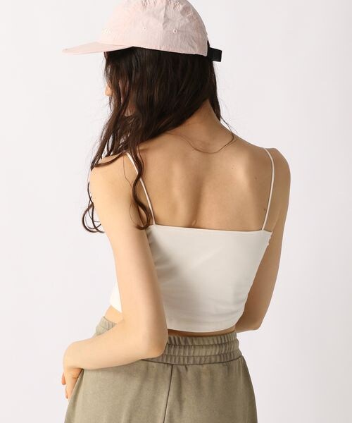 FOREVER 21（フォーエバー トゥエンティーワン）の「カップ付きクロップドキャミ（アンダーウェア・オフホワイト05/ブラック09/ダークブラウン58/ブルー80・S/M/L）」の15枚目の写真