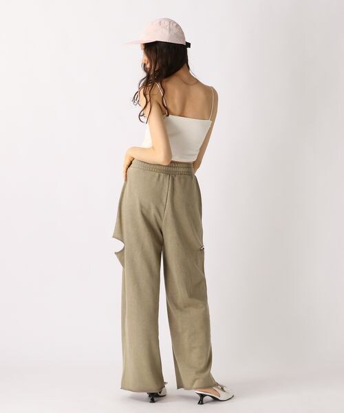 FOREVER 21（フォーエバー トゥエンティーワン）の「カップ付きクロップドキャミ（アンダーウェア・オフホワイト05/ブラック09/ダークブラウン58/ブルー80・S/M/L）」の13枚目の写真