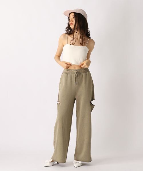 FOREVER 21（フォーエバー トゥエンティーワン）の「カップ付きクロップドキャミ（アンダーウェア・オフホワイト05/ブラック09/ダークブラウン58/ブルー80・S/M/L）」の12枚目の写真