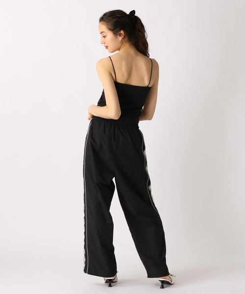 FOREVER 21（フォーエバー トゥエンティーワン）の「カップ付きベーシックキャミ（アンダーウェア・オフホワイト05/ブラック09/ダークブラウン58/ブルー80・S/M/L）」の14枚目の写真