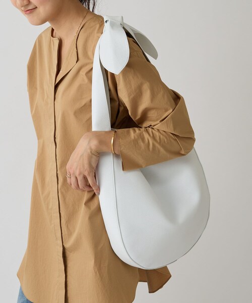 【未使用級】BEARDSLEY リボンレザートートBAG ホワイト 未使用級】BEARDSLEY リボンレザートートBAG ホワイト - メルカリ