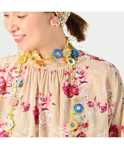 ガーゼローズプリントのギャザーチュニックブラウス