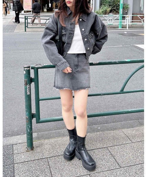 INGNI（イング）の「【春の新作】カットオフデニムスカート（スカート・レディース・ｸﾞﾚｰ/ﾃﾞﾆﾑ/ﾗｲﾄﾌﾞﾙｰ/ﾃﾞﾆﾑ/ﾌﾞﾙｰ・F）」の2枚目の写真