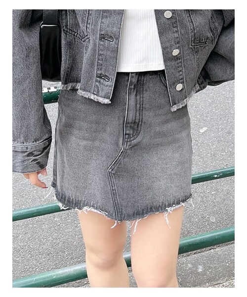 INGNI（イング）の「【春の新作】カットオフデニムスカート（スカート・レディース・ｸﾞﾚｰ/ﾃﾞﾆﾑ/ﾗｲﾄﾌﾞﾙｰ/ﾃﾞﾆﾑ/ﾌﾞﾙｰ・F）」の6枚目の写真