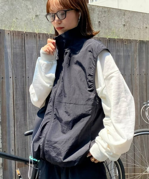 CIAOPANIC TYPY(チャオパニックティピー)の「【ユニセックス】ドロストナイロンベスト《撥水》(ジャケット/アウター・レディース・ベージュ/ブラック/チャコールグレー/ライトグレー/カーキ・L/M)」の2枚目の写真
