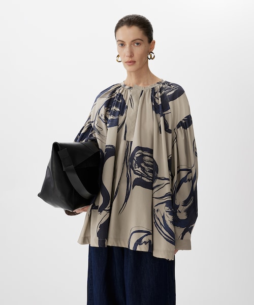 JNBY（ジェーエヌビーワイ）の「Brushstroke Floral Smock Shirt（シャツ/ブラウス・レディース・ホワイト/ベージュ・34/36/38）」の2枚目の写真
