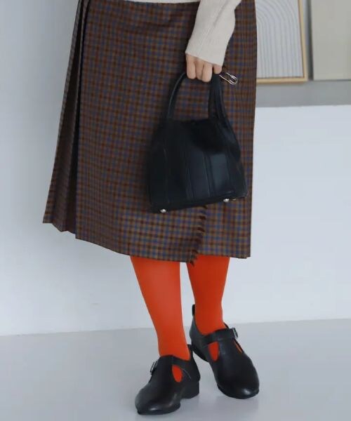 靴下屋(クツシタヤ)の「60デニール プレミアムタイツ/011900061(その他・レディース・オフホワイト01/バニラクリーム04/フォグベージュ08/クロ12/ニュアンスグレー13/アクアグレー14/チャコールグレー15/スミクロ16/チャコールブラウン17/ベージュ20/グレージュ21/チョコレートブラウン22/ローアンバー26/モカグレージュ27/(WEB限定)ハッピーピンク30/ダルピンク34/(WEB限定)ピンキーローズ38/アカ42/(WEB限定)ダークレッド43/エンジ46/キャロットオレンジ52/(WEB限定)バーントオレンジ56/ガーネットブリック57/(WEB限定)バナナ62/(WEB限定)ネオンイエロー63/マスタード66/シナモンゴールド69/(WEB限定)ビリジアン71/ピーグリーン73/(WEB限定)カーキ76/ターコイズエメラルド77/ブルーシェル81/ヴィンテージブルー83/サファイアブルー85/ディープラグーン88/ネイビーグレー89/フューシャローズ91/(WEB限定)グレープ93/ダークパープル94/(WEB限定)ヒヤシンス97・M~L)」の22枚目の写真