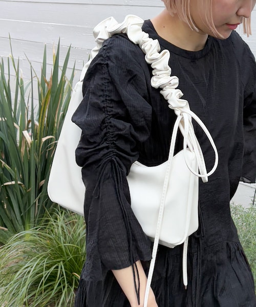 Lattice（Lattice）の「サイドリボンギャザーバッグ（ショルダーバッグ・レディース・ブラック/アイボリー/シルバー・FREE）」の2枚目の写真