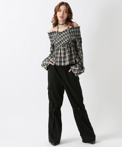 FOREVER 21（フォーエバー トゥエンティーワン）の「ベルトデザインフレアパンツ（フォーマルスーツ/小物・ブラック09/カーキ78・S/M）」の11枚目の写真