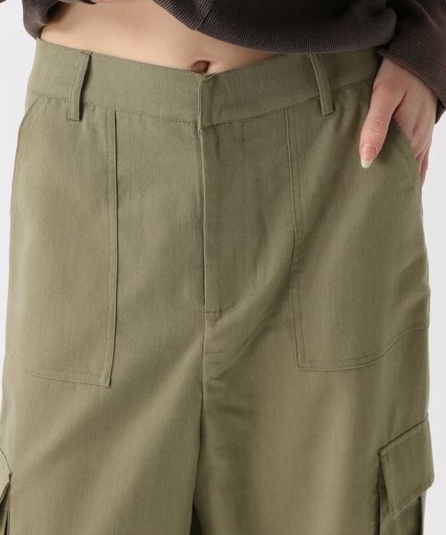 FOREVER 21（フォーエバー トゥエンティーワン）の「ベルトデザインフレアパンツ（フォーマルスーツ/小物・ブラック09/カーキ78・S/M）」の18枚目の写真
