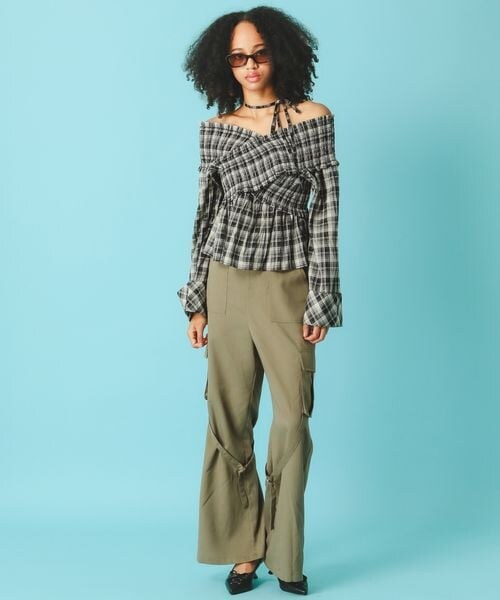 FOREVER 21（フォーエバー トゥエンティーワン）の「ベルトデザインフレアパンツ（フォーマルスーツ/小物・ブラック09/カーキ78・S/M）」の3枚目の写真