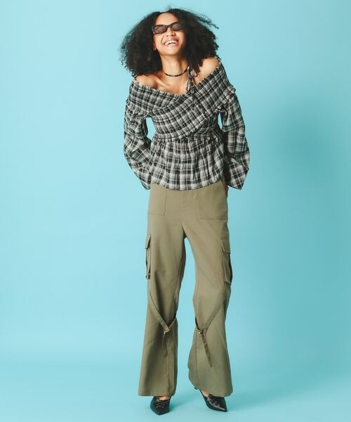 FOREVER 21（フォーエバー トゥエンティーワン）の「ベルトデザインフレアパンツ（フォーマルスーツ/小物・ブラック09/カーキ78・S/M）」の4枚目の写真