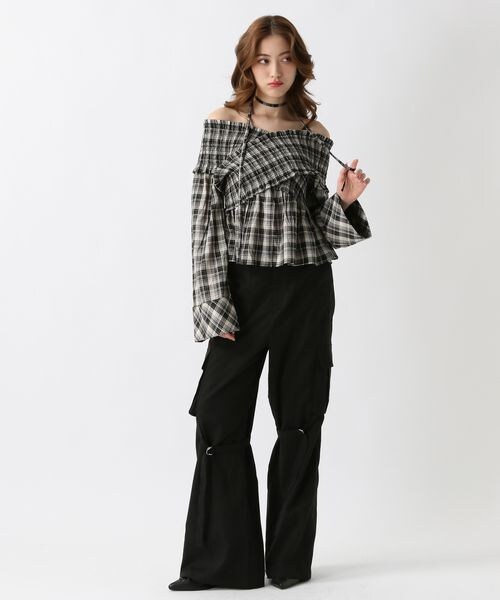 FOREVER 21（フォーエバー トゥエンティーワン）の「ベルトデザインフレアパンツ（フォーマルスーツ/小物・ブラック09/カーキ78・S/M）」の10枚目の写真