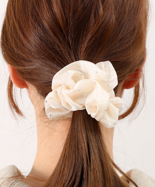 3coins（3coins）の「ストーン付きシフォンシュシュ（シュシュ・レディース・ブラック/ブルー/ライトベージュ・FREE）」の2枚目の写真