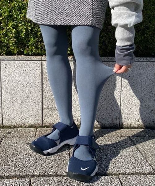 靴下屋（クツシタヤ）の「80デニール プレミアムタイツ/011908001（その他・レディース・オフホワイト01/バニラクリーム04/フォグベージュ08/クロ12/ニュアンスグレー13/アクアグレー14/チャコールグレー15/スミクロ16/チャコールブラウン17/ベージュ20/グレージュ21/チョコレートブラウン22/ローアンバー26/モカグレージュ27/(WEB限定)ハッピーピンク30/ダルピンク34/(WEB限定)ピンキーローズ38/アカ42/(WEB限定)ダークレッド43/エンジ46/キャロットオレンジ52/(WEB限定)バーントオレンジ56/ガーネットブリック57/(WEB限定)バナナ62/(WEB限定)ネオンイエロー63/マスタード66/シナモンゴールド69/(WEB限定)ビリジアン71/ピーグリーン73/(WEB限定)カーキ76/ターコイズエメラルド77/サファイアブルー85/ディープラグーン88/ネイビーグレー89/フューシャローズ91/(WEB限定)グレープ93/ダークパープル94/(WEB限定)ヒヤシンス97・M~L）」の9枚目の写真