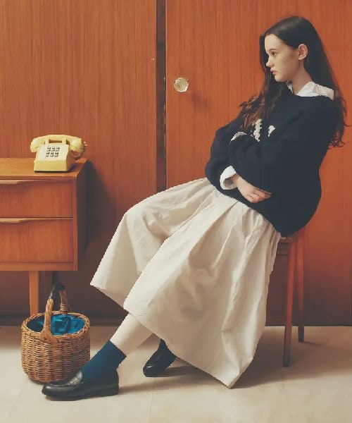 靴下屋（クツシタヤ）の「80デニール プレミアムタイツ/011908001（その他・レディース・オフホワイト01/バニラクリーム04/フォグベージュ08/クロ12/ニュアンスグレー13/アクアグレー14/チャコールグレー15/スミクロ16/チャコールブラウン17/ベージュ20/グレージュ21/チョコレートブラウン22/ローアンバー26/モカグレージュ27/(WEB限定)ハッピーピンク30/ダルピンク34/(WEB限定)ピンキーローズ38/アカ42/(WEB限定)ダークレッド43/エンジ46/キャロットオレンジ52/(WEB限定)バーントオレンジ56/ガーネットブリック57/(WEB限定)バナナ62/(WEB限定)ネオンイエロー63/マスタード66/シナモンゴールド69/(WEB限定)ビリジアン71/ピーグリーン73/(WEB限定)カーキ76/ターコイズエメラルド77/サファイアブルー85/ディープラグーン88/ネイビーグレー89/フューシャローズ91/(WEB限定)グレープ93/ダークパープル94/(WEB限定)ヒヤシンス97・M~L）」の4枚目の写真