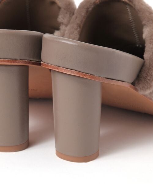 Chaos（カオス）の「ARIEL ムートンファー チャンキーヒール ミュール（シューズ・ベージュ59/ネイビー88・36.0/37.0）」の9枚目の写真