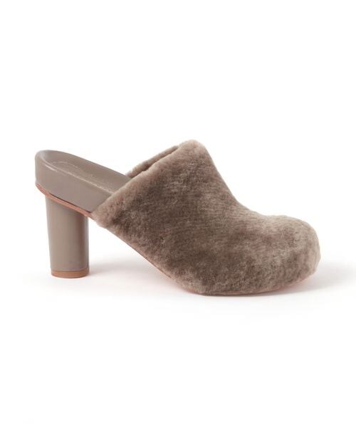 Chaos（カオス）の「ARIEL ムートンファー チャンキーヒール ミュール（シューズ・ベージュ59/ネイビー88・36.0/37.0）」の4枚目の写真