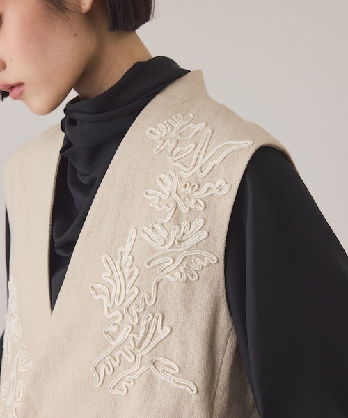 ADAM ET ROPE'（アダムエロペ）の「エンブロイダリージレ（ベスト・レディース・ブラック/キナリ・F）」の14枚目の写真